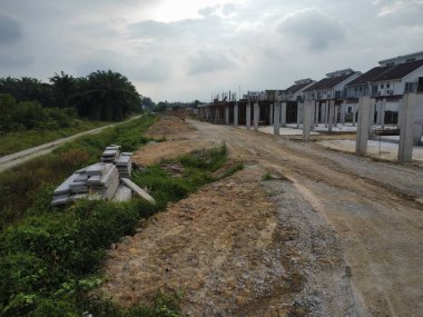 İlk konut inşaatı için beton yapının çevresindeki manzara. 