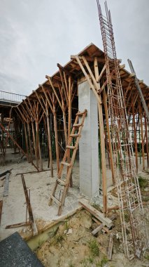 İlk konut inşaatı için beton yapının çevresindeki manzara. 