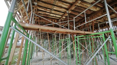 İlk konut inşaatı için beton yapının çevresindeki manzara. 