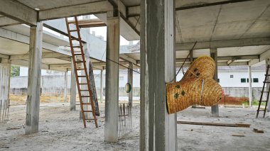 İlk konut inşaatı için beton yapının çevresindeki manzara. 