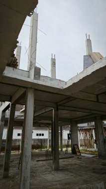 İlk konut inşaatı için beton yapının çevresindeki manzara. 
