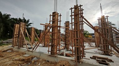 İlk konut inşaatı için beton yapının çevresindeki manzara. 