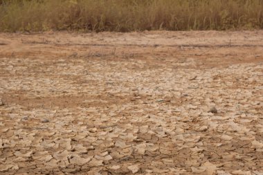 Kurumuş toprak yüzeyinin şekli ve dokusu sıcak havaya bağlı.. 