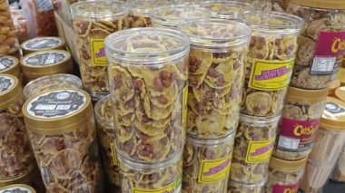 Perak, Malezya. 01 Mart 2025: Aeon Sri Manjung Süpermarketinde plastik kabın içinde ançüez ile kızartılmış yuvarlak fıstık bisküvileri satışa sunuldu.