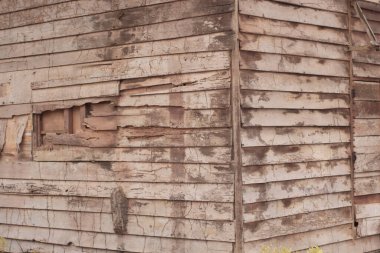 İzole edilmiş çiftlikteki terk edilmiş ve harap olmuş ahşap evin çevresindeki olay yerinin kızılötesi görüntüsü.
