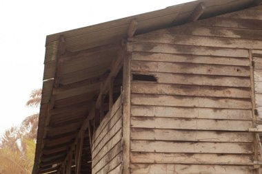 İzole edilmiş çiftlikteki terk edilmiş ve harap olmuş ahşap evin çevresindeki olay yerinin kızılötesi görüntüsü.