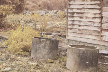 İzole edilmiş çiftlikteki terk edilmiş ve harap olmuş ahşap evin çevresindeki olay yerinin kızılötesi görüntüsü.