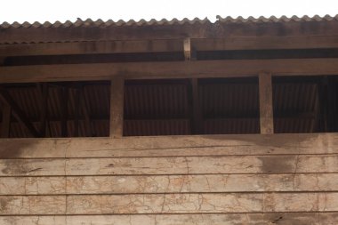 İzole edilmiş çiftlikteki terk edilmiş ve harap olmuş ahşap evin çevresindeki olay yerinin kızılötesi görüntüsü.