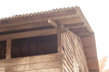 İzole edilmiş çiftlikteki terk edilmiş ve harap olmuş ahşap evin çevresindeki olay yerinin kızılötesi görüntüsü.