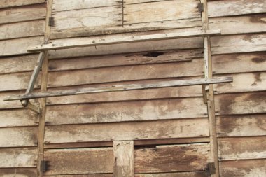 İzole edilmiş çiftlikteki terk edilmiş ve harap olmuş ahşap evin çevresindeki olay yerinin kızılötesi görüntüsü.