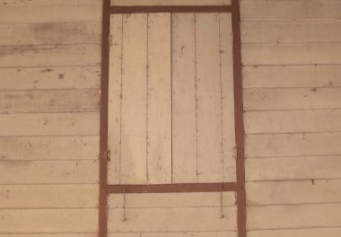 İzole edilmiş çiftlikteki terk edilmiş ve harap olmuş ahşap evin çevresindeki olay yerinin kızılötesi görüntüsü.