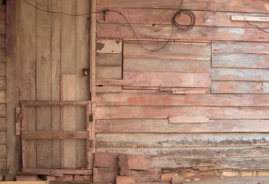 İzole edilmiş çiftlikteki terk edilmiş ve harap olmuş ahşap evin çevresindeki olay yerinin kızılötesi görüntüsü.