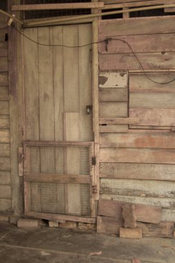 İzole edilmiş çiftlikteki terk edilmiş ve harap olmuş ahşap evin çevresindeki olay yerinin kızılötesi görüntüsü.