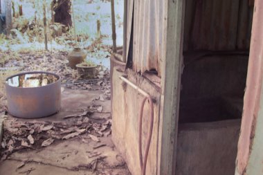 İzole edilmiş çiftlikteki terk edilmiş ve harap olmuş ahşap evin çevresindeki olay yerinin kızılötesi görüntüsü.