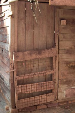 İzole edilmiş çiftlikteki terk edilmiş ve harap olmuş ahşap evin çevresindeki olay yerinin kızılötesi görüntüsü.