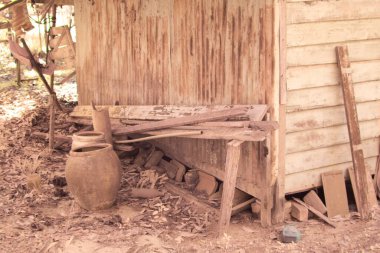 İzole edilmiş çiftlikteki terk edilmiş ve harap olmuş ahşap evin çevresindeki olay yerinin kızılötesi görüntüsü.
