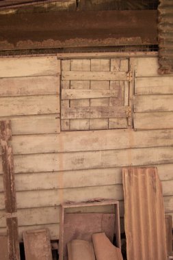 İzole edilmiş çiftlikteki terk edilmiş ve harap olmuş ahşap evin çevresindeki olay yerinin kızılötesi görüntüsü.