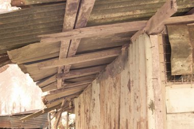 İzole edilmiş çiftlikteki terk edilmiş ve harap olmuş ahşap evin çevresindeki olay yerinin kızılötesi görüntüsü.