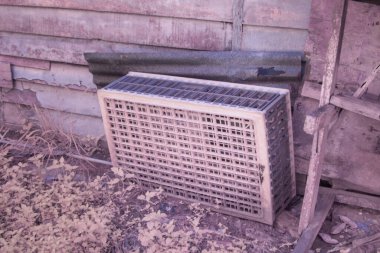 İzole edilmiş çiftlikteki terk edilmiş ve harap olmuş ahşap evin çevresindeki olay yerinin kızılötesi görüntüsü.