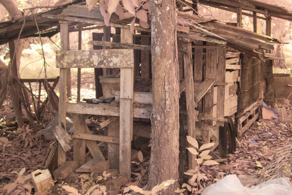 Инфракрасное изображение окрестностей заброшенного и ветхого деревянного дома на изолированной ферме