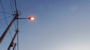 Sabahın erken saatlerinde banliyö evleri sokağının dışında..