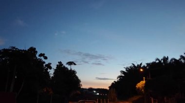 Sabahın erken saatlerinde banliyö evleri sokağının dışında..