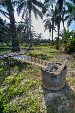 Tarım için yağmur suyu toplamak için silindirik beton kuyu kullanımının kırsal bir sahnesi.