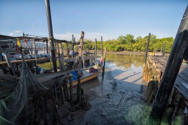 Nehir kıyısına yanaşan balıkçı teknesinin görüntüsü.. 