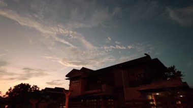 Banliyö evleri sokağının dışındaki gece manzarası.. 