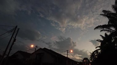 Banliyö evleri sokağının dışındaki gece manzarası.. 