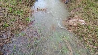 Şiddetli yağmurdan sonra yol boyunca akan su.. 