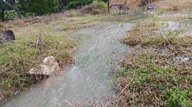 Şiddetli yağmurdan sonra yol boyunca akan su.. 