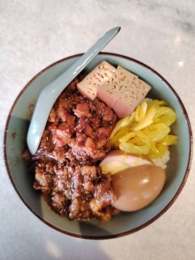 Çin usulü pirinçli pilavın malzemeleriyle pişirilmiş hali. 