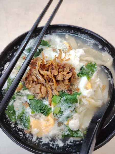 Tava mee ya da banmian çorbasının üst görüntüsü.