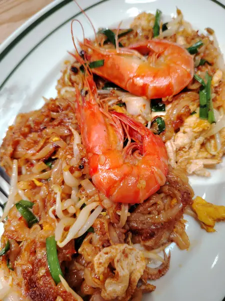 Bir tabak kızarmış karides ve iki büyük karides..