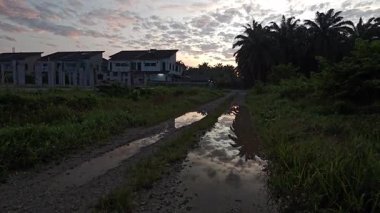 Banliyö evleri sokağının dışındaki mavi saat manzarası.  