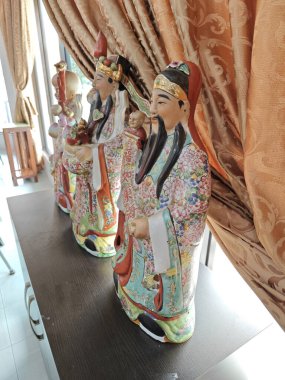 Perak, Malezya. 2 Nisan 2025: Üç tanrının geleneksel Feng Shui heykelleri Fuk tanrısı, Luk tanrısı ve Sau tanrısı FooChow Restoranı Kg Koh 'un giriş kapısında sergilenmektedir..