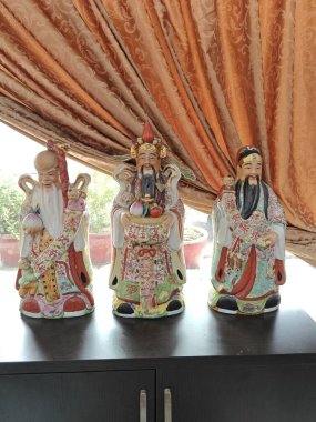 Perak, Malezya. 2 Nisan 2025: Üç tanrının geleneksel Feng Shui heykelleri Fuk tanrısı, Luk tanrısı ve Sau tanrısı FooChow Restoranı Kg Koh 'un giriş kapısında sergilenmektedir..