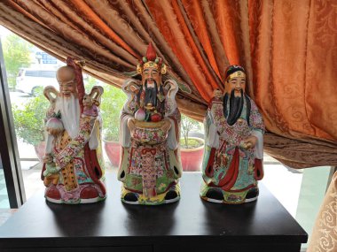 Perak, Malezya. 2 Nisan 2025: Üç tanrının geleneksel Feng Shui heykelleri Fuk tanrısı, Luk tanrısı ve Sau tanrısı FooChow Restoranı Kg Koh 'un giriş kapısında sergilenmektedir..