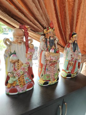 Perak, Malezya. 2 Nisan 2025: Üç tanrının geleneksel Feng Shui heykelleri Fuk tanrısı, Luk tanrısı ve Sau tanrısı FooChow Restoranı Kg Koh 'un giriş kapısında sergilenmektedir..
