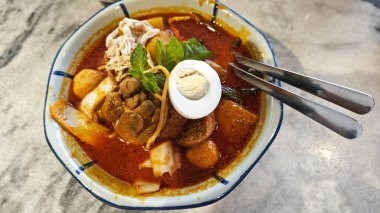 Körili tavuk çorbası, yarım yumurta, balık köftesi ve kek..