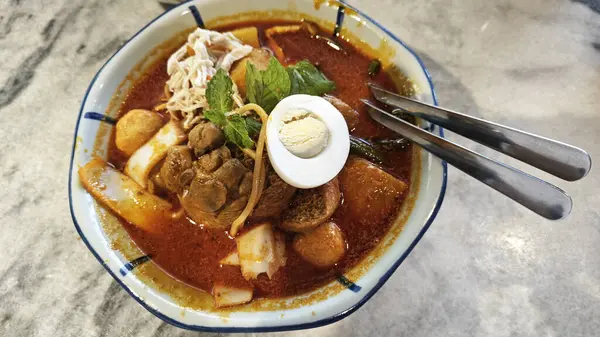 Körili tavuk çorbası, yarım yumurta, balık köftesi ve kek..