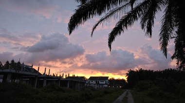 Banliyö yerleşim alanının dışında yeni bir günün şafağı.