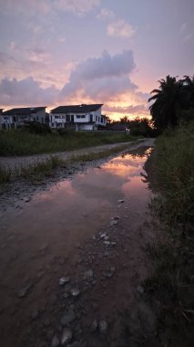 Banliyö yerleşim alanının dışında yeni bir günün şafağı.