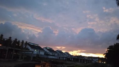 Banliyö yerleşim alanının dışında yeni bir günün şafağı.  