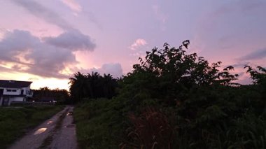 Banliyö yerleşim alanının dışında yeni bir günün şafağı.  