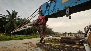 İnşaat alanında ağır yük kamyonu kalmış.. 