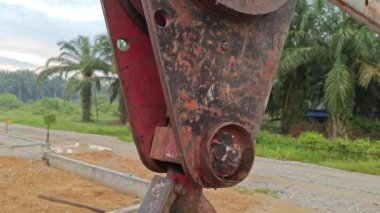 Perak, Malezya. 11 Nisan 2025: Kampong Koh Taman Permai şantiyesinde bırakılan ağır yük kamyonu seferi. 