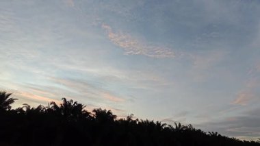 Banliyö yerleşim alanının dışında yeni bir günün şafağı. 