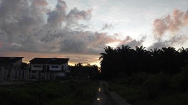 Banliyö yerleşim alanının dışında yeni bir günün şafağı. 